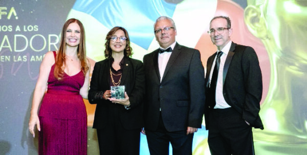 Josefina Navarro recibe el Premio Fintech.