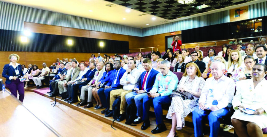 Representantes de diferentes instituciones y el foro de periodistas.