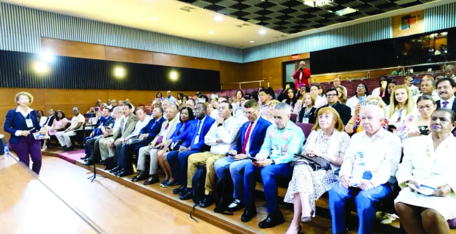 Representantes de diferentes instituciones y el foro de periodistas.