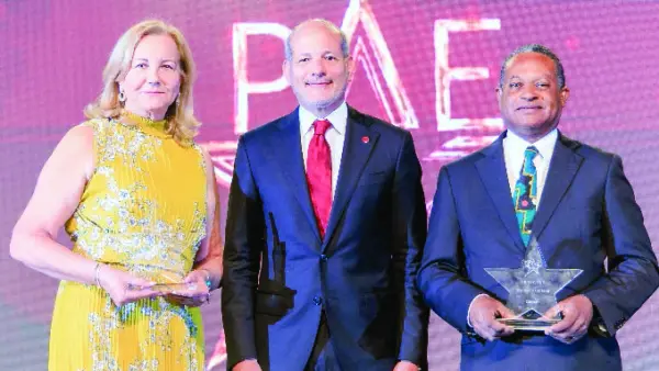 Ejecutivos de la empresa entregan el premio.