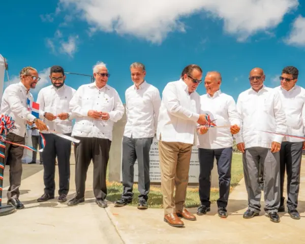 José Ignacio Paliza corta cinta en el acto inaugural de la nueva obra.  fuente externa.