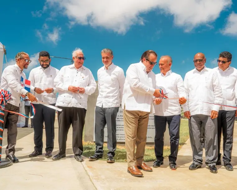 José Ignacio Paliza corta cinta en el acto inaugural de la nueva obra.  fuente externa.