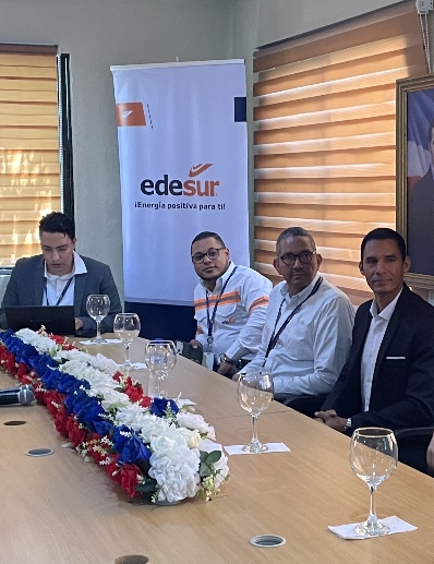 Técnicos de Edesur presentan el proyecto.