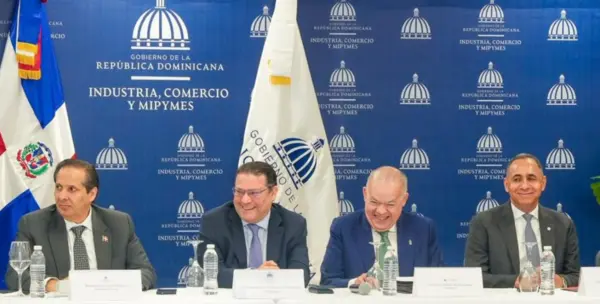 El ministro de Industria, Comercio y Mipymes (MICM), Yayo Sanz Lovatón junto a miembro del Gabinete.