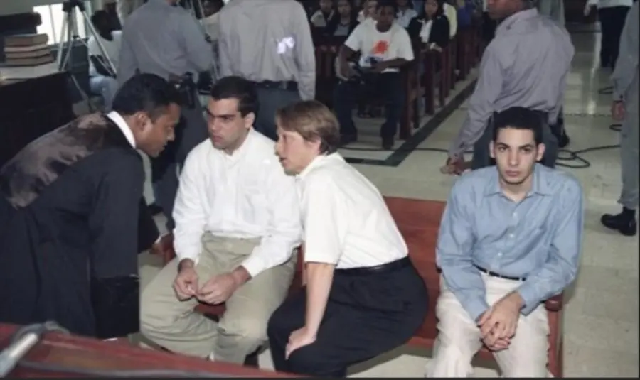 Mario José Redondo Llenas en conversación con el abogado, fue hallado culpable del asesinato.  ARCHIVO