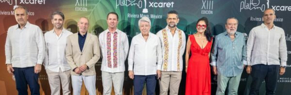 Ejecutivos y organizadores de Premios Platino durante la entrega de los primeros ganadores.  Fuente externa.