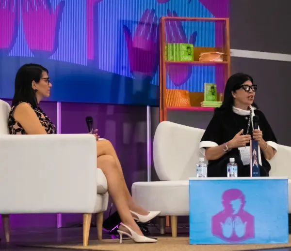 Ana Simó y Keyla González, responden preguntas.