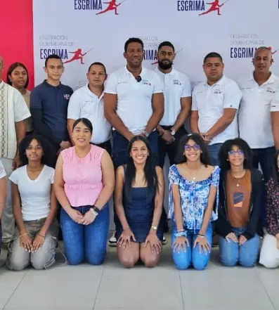 Gilberto Soriano, presidente Esgrima junto atletas