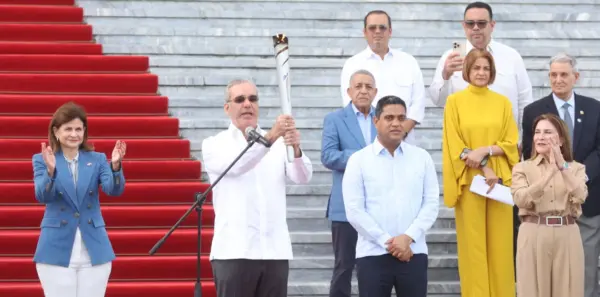 Presidente Luis Abinader porta  la llama de los juegos, junto a la vice    Raquel Peña,   Kelvin Cruz y Carolina Mejía.  Duany Núñez