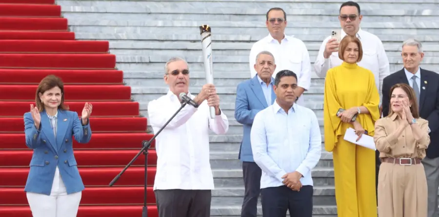 Presidente Luis Abinader porta  la llama de los juegos, junto a la vice    Raquel Peña,   Kelvin Cruz y Carolina Mejía.  Duany Núñez