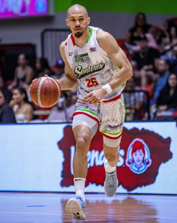 Rigoberto Mendoza durante uno de sus partidos con los Santeros de Aguada