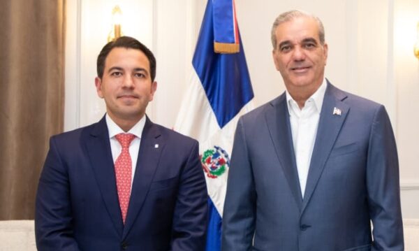 Labar Singh y Luis Abinader reunidos ayer en el Palacio.