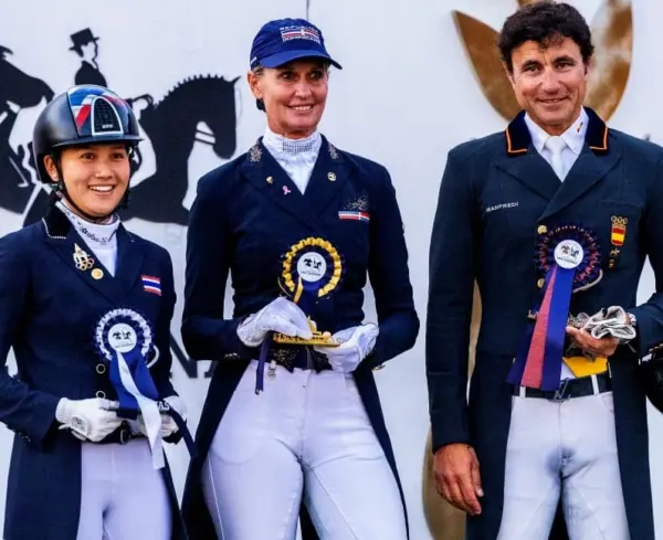 Yvonne Losos de Muñiz,  al centro, junto a dos  competidores.