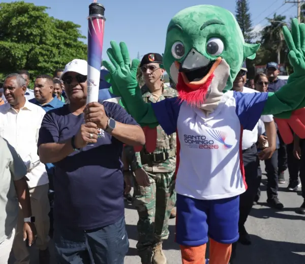 El alcalde Mictor Fernández, pasea el fuego por las calles.