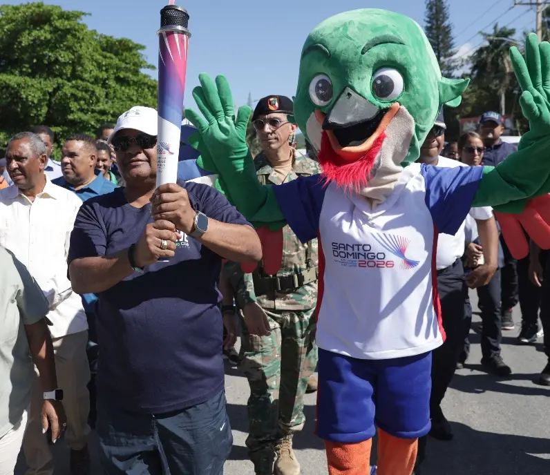 El alcalde Mictor Fernández, pasea el fuego por las calles.