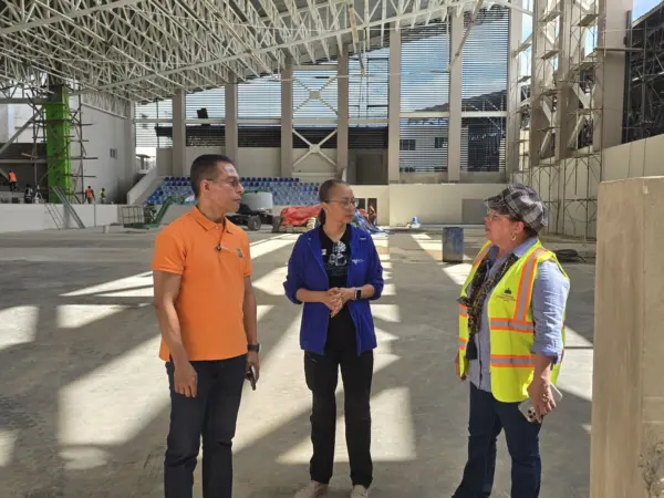 Directivos de la Fedotae  supervisa nuevo pabellón.