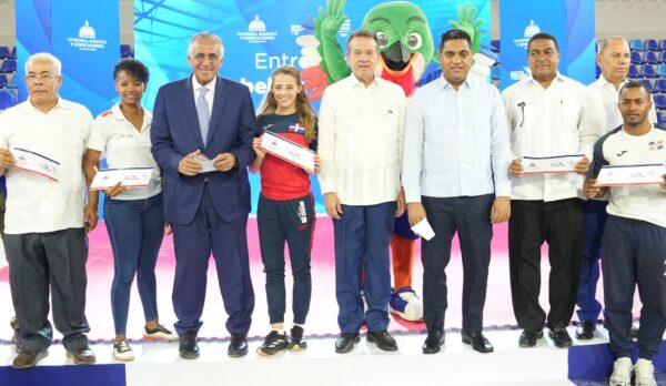 Desde izquierda,  José Luis Ramírez, Ana Villanueva, Luisín Mejía, María Dimitrova, Víctor Bisonó, Kelvin Cruz, José P. Monegro y Garibaldy Bautistadurante entrega pabellón