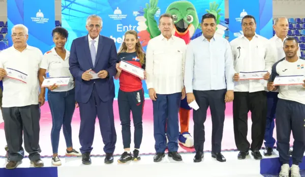 Desde izquierda,  José Luis Ramírez, Ana Villanueva, Luisín Mejía, María Dimitrova, Víctor Bisonó, Kelvin Cruz, José P. Monegro y Garibaldy Bautistadurante entrega pabellón