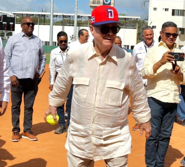 Hipólito Mejía asistió a   inauguración estadio softbol