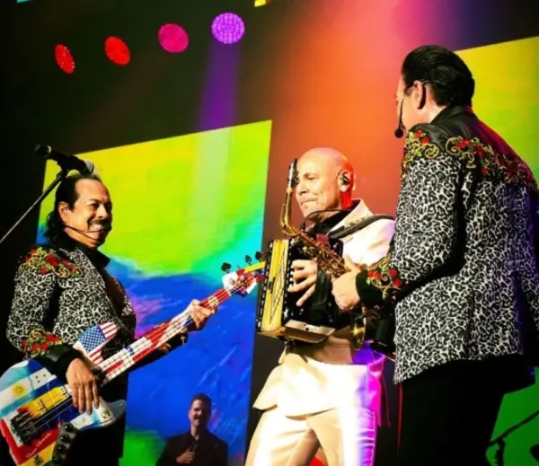 El Prodigio y Los Tigres del Norte en escena.
