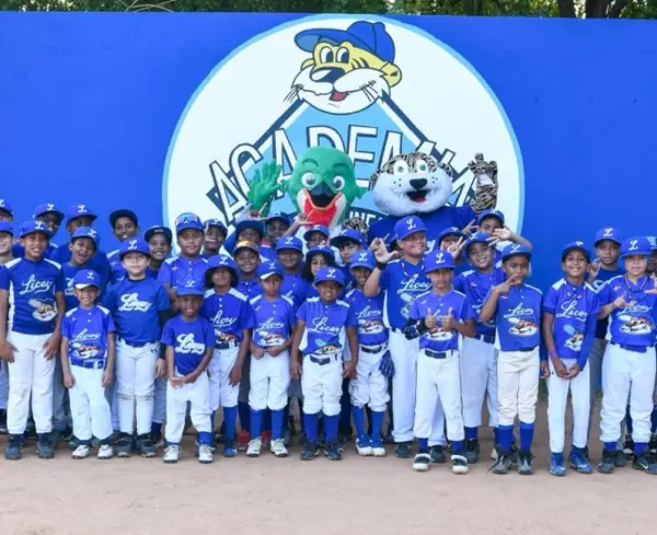 Niños de  academia  Licey comparten con Colí y El Tiguerito.