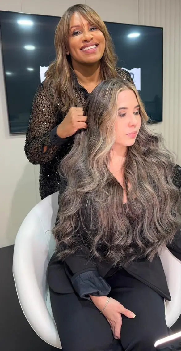Alba  dijo que el gray blending se ha vuelto popular  porque las mujeres abrazan sus canas.