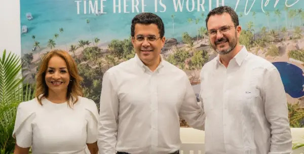 Ejecutivos de la cadena Hyatt junto a David Collado.