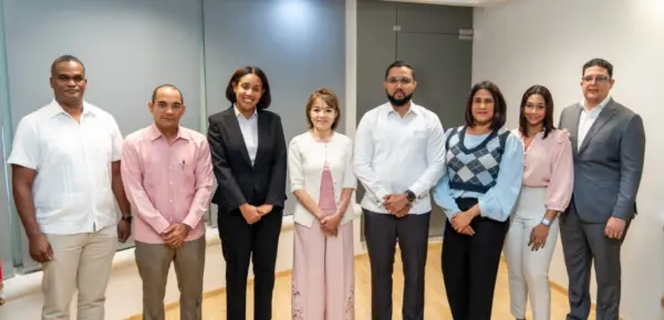 Fernelis Ramírez y  Susan Thompson junto al equipo de CCE.