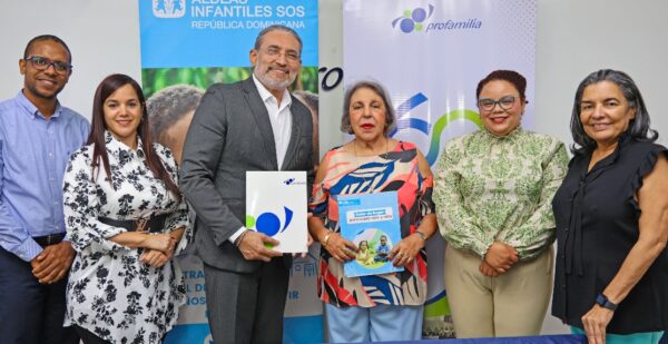 Directivos de ambas entidades durante el encuentro.