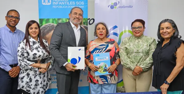 Directivos de ambas entidades durante el encuentro.