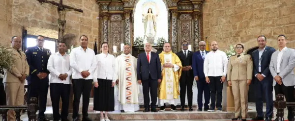 Luis Rafael Delgado Sánchez (en el centro) acompañado del sacerdote Frankeli Rodríguez, Aura Celeste Fernández, Edgar de Jesús Batista Carrasco, Isidro de la Cruz y  Luis Valdez.