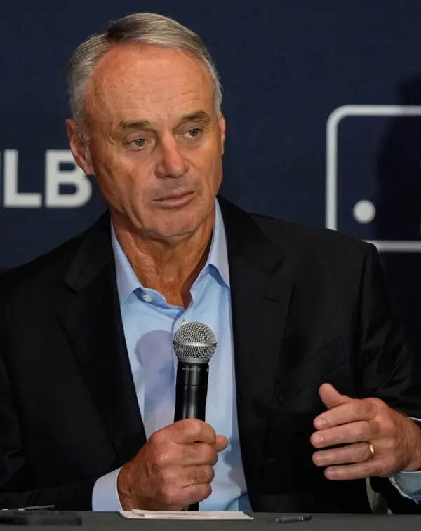 Rob Manfred, comisionado de MLB, representa los dueños.
