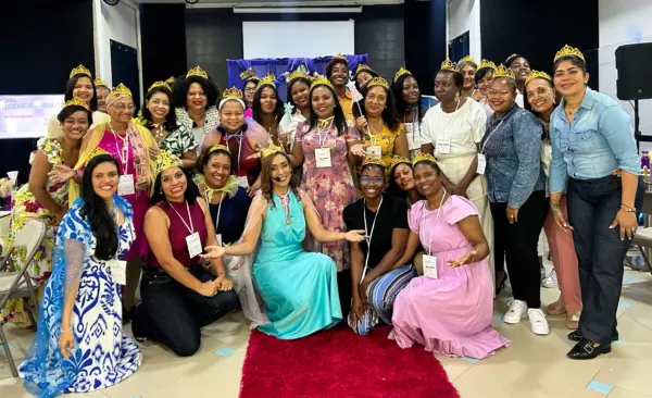 Yadhira Pimentel junto a las madres que participaron en  el “Encuentro de Reinas”.