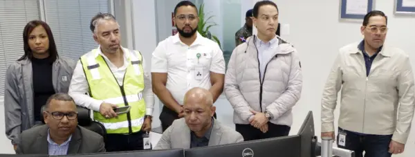 Ejecutivos en el Centro de Control de Energía de la ETED.