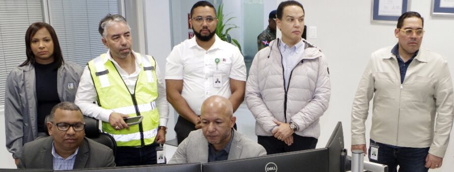 Ejecutivos en el Centro de Control de Energía de la ETED.