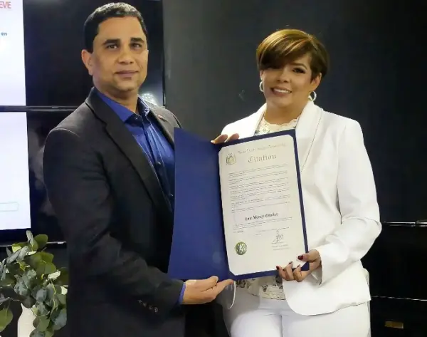 George Álvarez entrega el  reconociendo a Ana Mercy Otáñez.