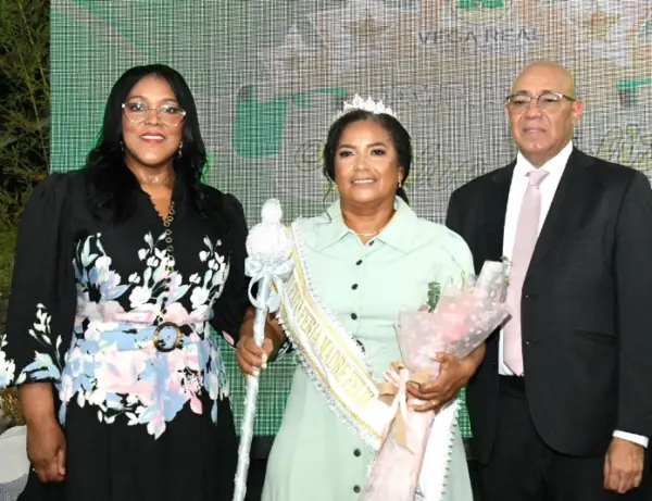 Ejecutivos de la Vega Real  coronan la Reina Madre 2026, la señora Yolanda Mora Mata.