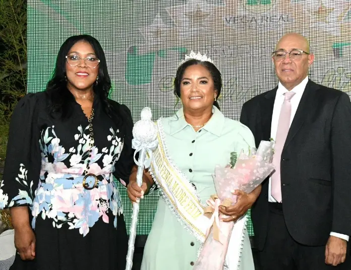 Ejecutivos de la Vega Real  coronan la Reina Madre 2026, la señora Yolanda Mora Mata.