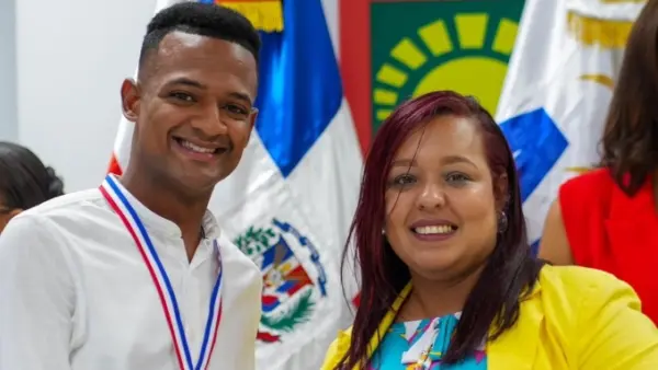 Daniel Lajara recibe el reconocimiento.