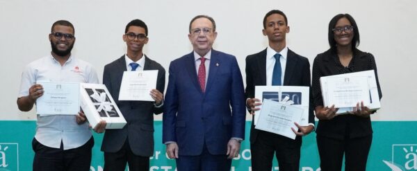 Héctor Valdez Albizu reconoce a  ganadores del primer lugar, del Instituto Salesiano Don Bosco, integrado por Diego José Guzmán González, Jesús Amín Encarnación y Crisbeth Sarai Rodríguez Jiménez.