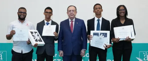 Héctor Valdez Albizu reconoce a  ganadores del primer lugar, del Instituto Salesiano Don Bosco, integrado por Diego José Guzmán González, Jesús Amín Encarnación y Crisbeth Sarai Rodríguez Jiménez.