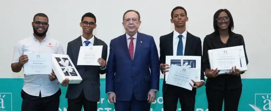 Héctor Valdez Albizu reconoce a  ganadores del primer lugar, del Instituto Salesiano Don Bosco, integrado por Diego José Guzmán González, Jesús Amín Encarnación y Crisbeth Sarai Rodríguez Jiménez.