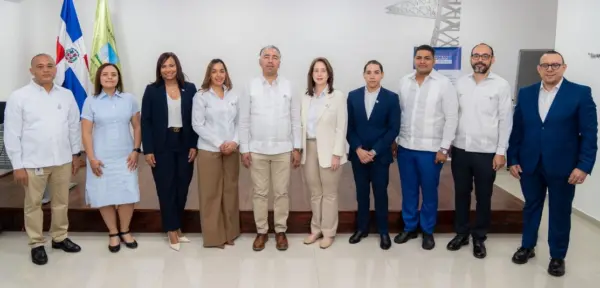 El Comité de Ética y directores junto al charlista Yovanni Díaz.