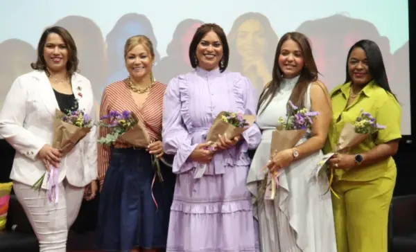 Parte de las mujeres que recibieron la distinción.