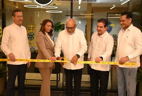 Tomás Pimentel, Magalys Abreu, Francisco Melo Chalas, Gustavo Zuluaga Alam y Juan Padilla en corte de cinta de la inauguración.