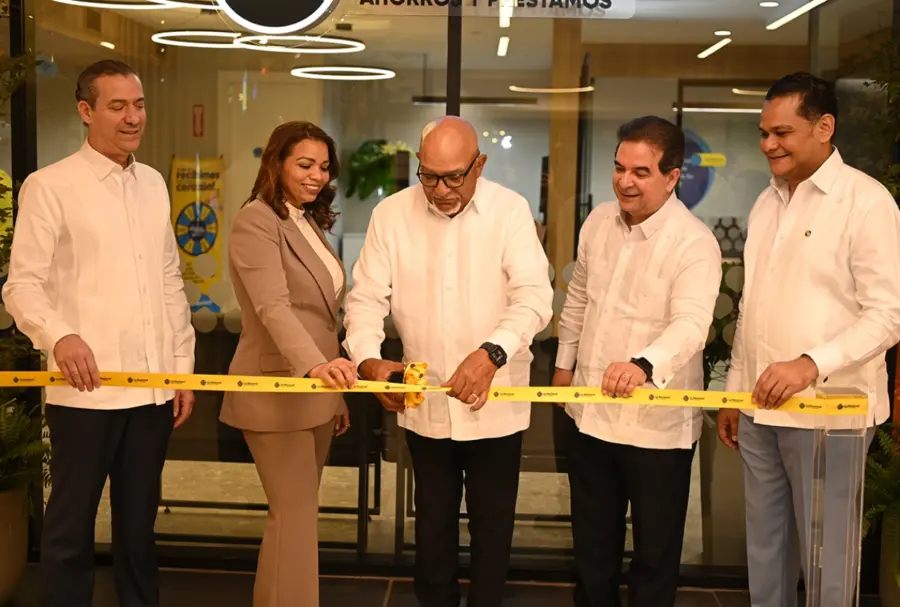 Tomás Pimentel, Magalys Abreu, Francisco Melo Chalas, Gustavo Zuluaga Alam y Juan Padilla en corte de cinta de la inauguración.