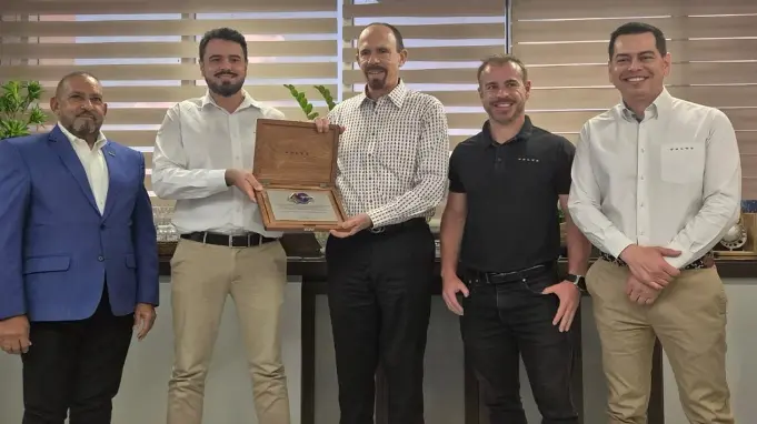 José Hernández Andújar y Paúl Guerrero reciben  reconocimiento de manos de  Bruno Ramón, Luis Moyorga y Eduardo Sousa.