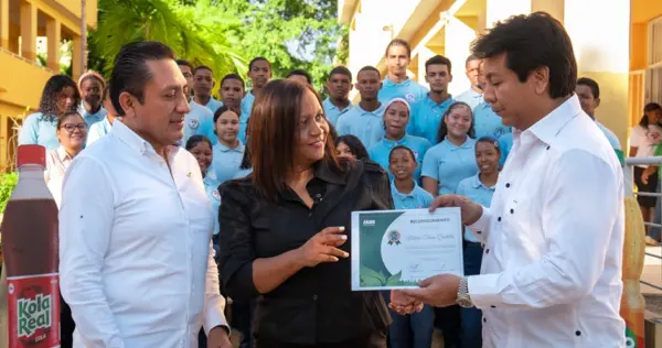 Directivos de ISM, Mario Medina y Arturo Marroquín, junto a   miembros de una de las escuelas participantes.