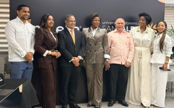 Ejecutivos de Unibella y Universidad Dominicana San Valero firman alianza.