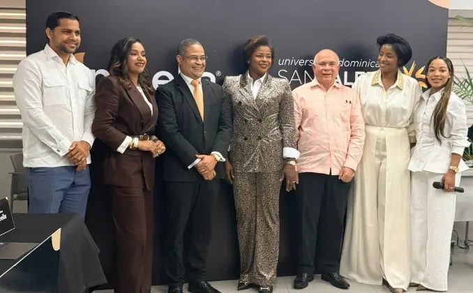 Ejecutivos de Unibella y Universidad Dominicana San Valero firman alianza.